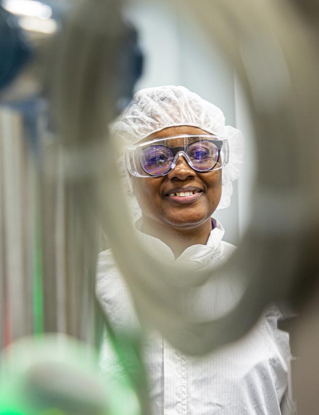 Colaborador da Biogen trabalhando em nosso laboratório
